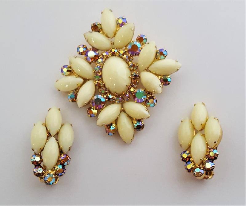 Front view of Yellow Cabochons Brooch