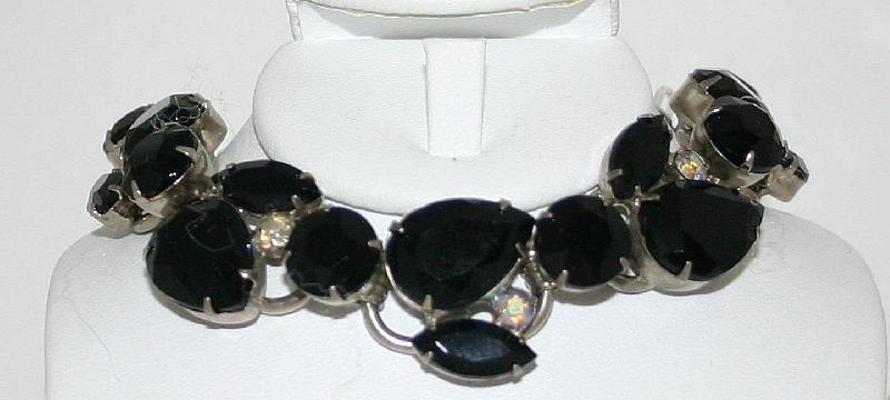 Front view of Black (jet) Pear Bracelet 5 Link