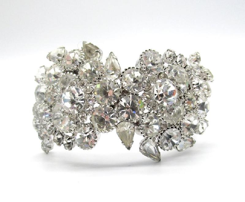 Front view of Clear Pear Bracelet Clamper