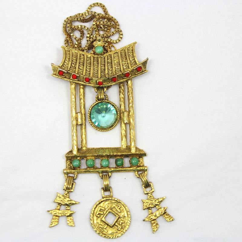 Front view of Green Cabochons Rivoli/Margarita Pendant