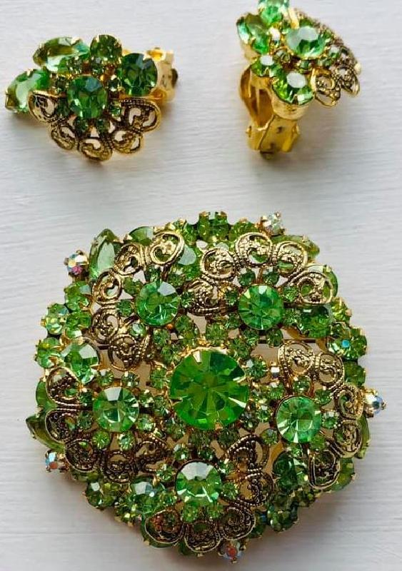 Front view of Green Navettes Earrings Clip