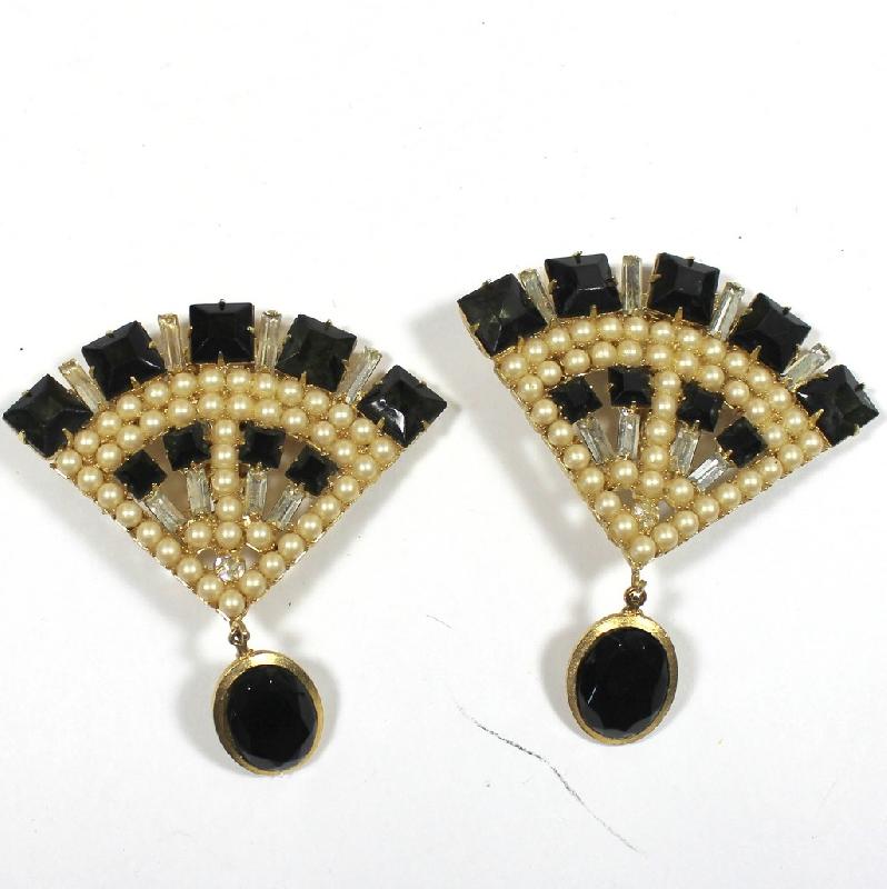 Front view of Black (jet) Square Pearl Earrings Clip