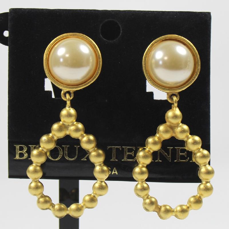 Front view of White (chalk Or Milk) Cabochons Pearl Earrings Clip
