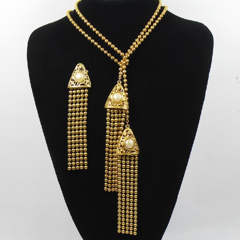 Front view of Cabochons Pearl Brooch