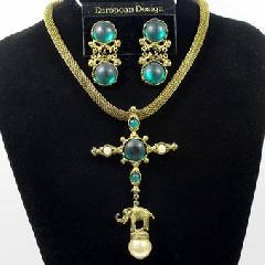 Green Cabochons Pearl Necklace