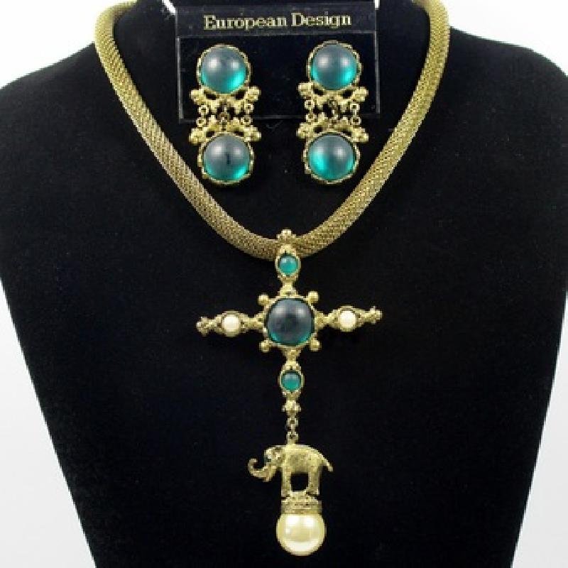Front view of Green Cabochons Pearl Earrings Clip