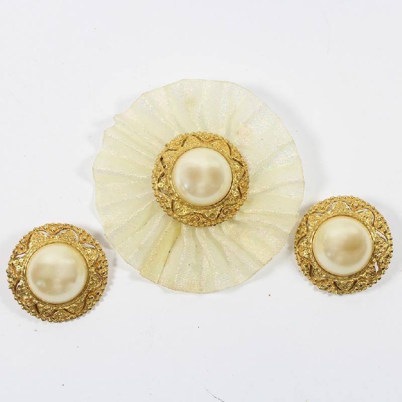 Front view of White (chalk Or Milk) Cabochons Pearl Brooch