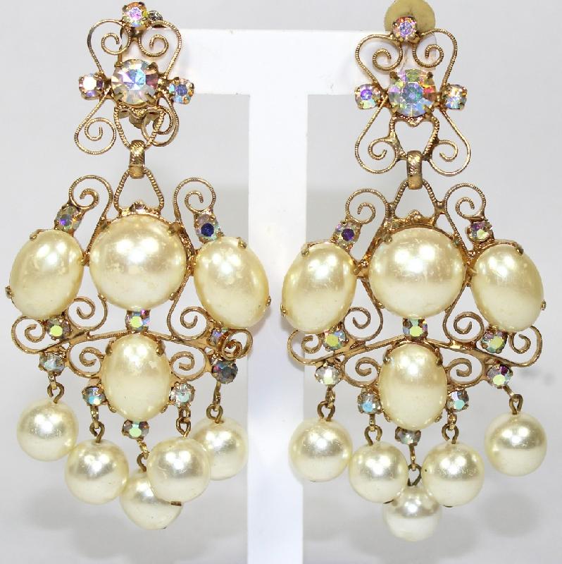 Front view of White (chalk Or Milk) Oval Pearl Earrings Clip