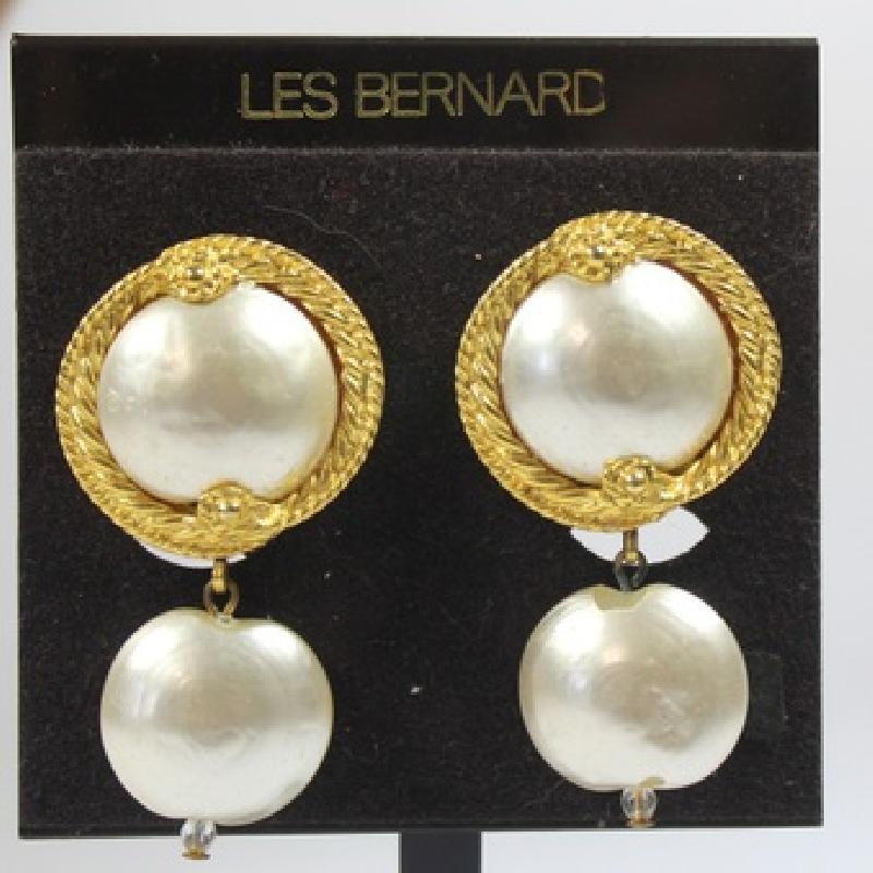 Front view of Pearl Earrings Clip