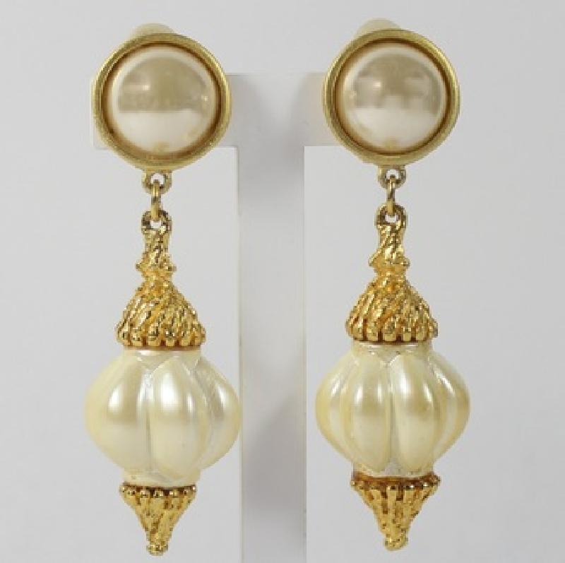 Front view of Pearl Earrings Clip