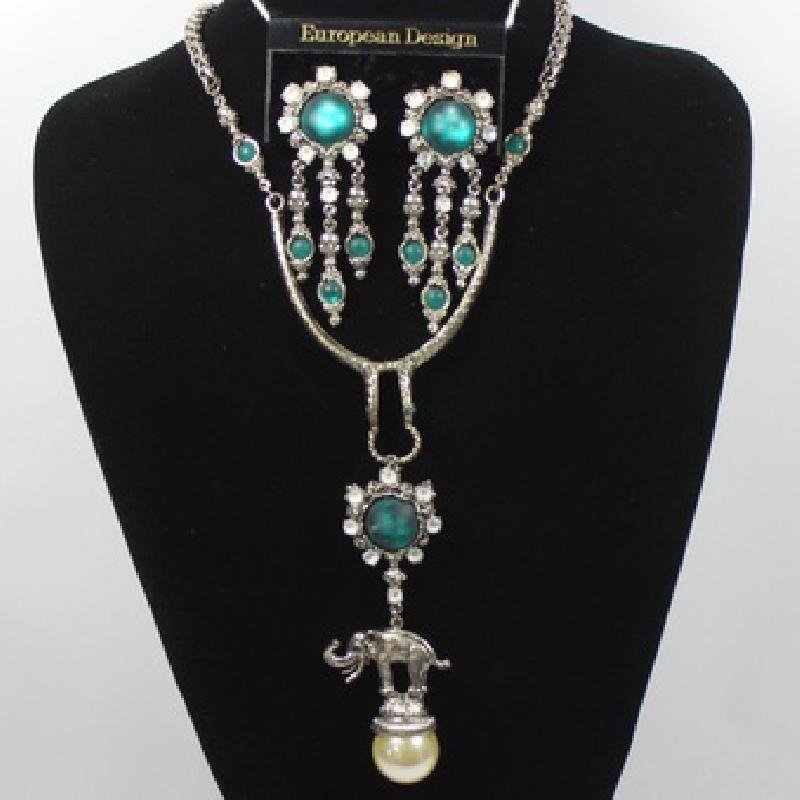 Front view of Green Cabochons Pearl Necklace