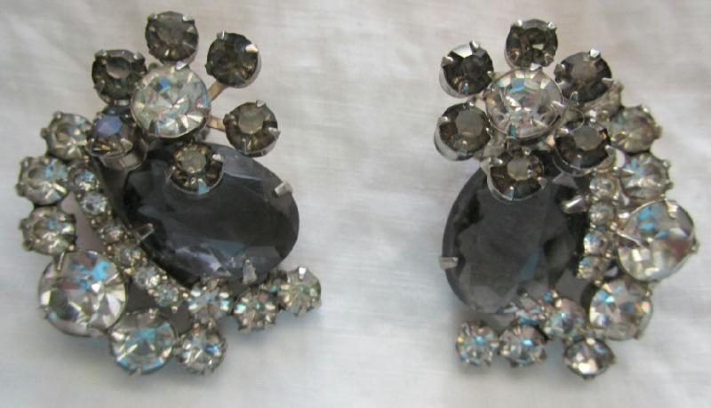 Front view of Gray (black Diamond) Oval Earrings Clip
