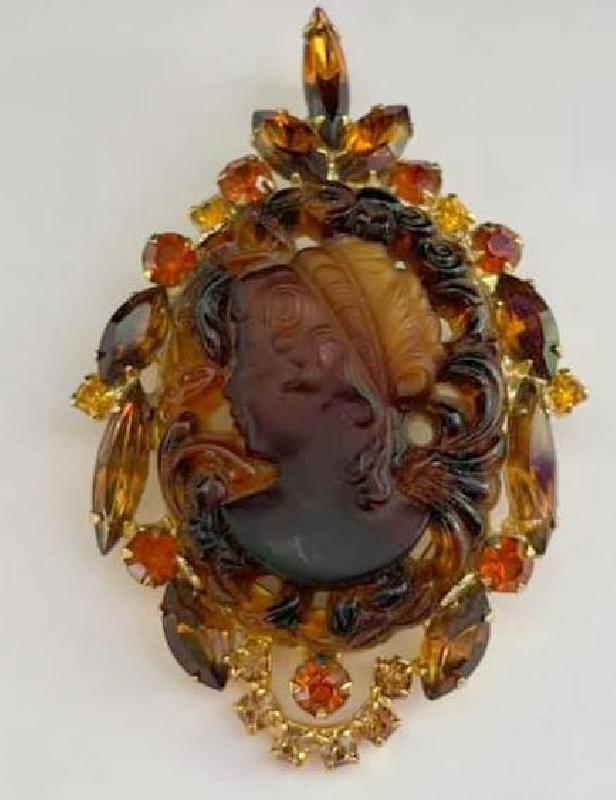 Front view of Topaz Cabochons Molded/Cut Pin Pendant