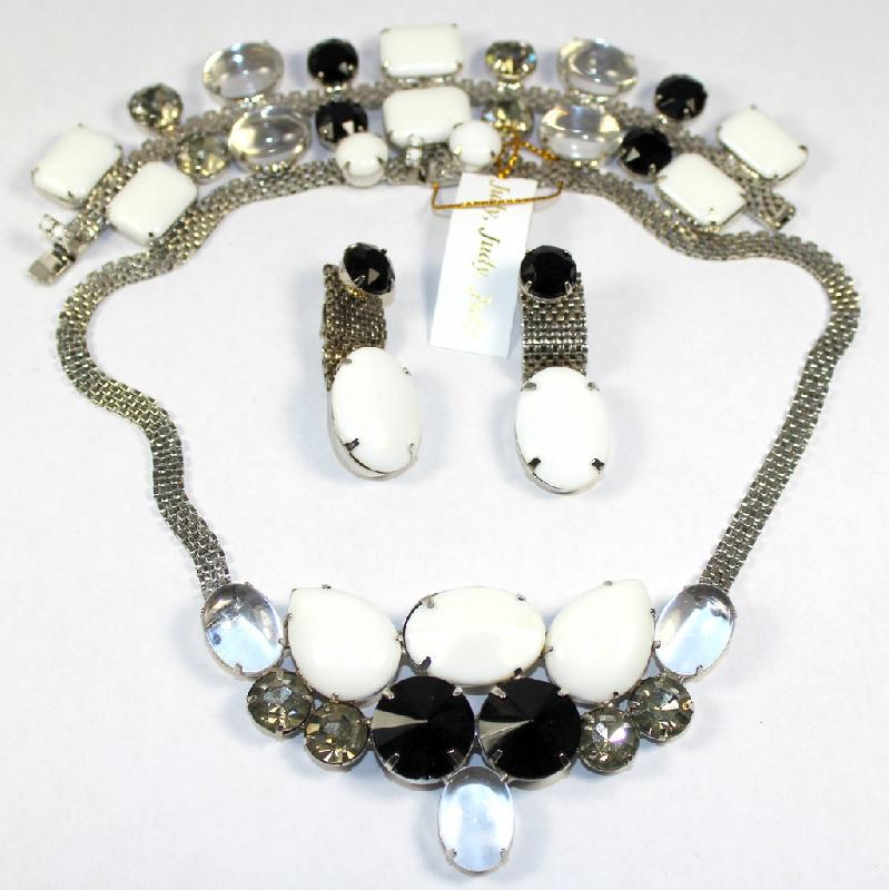 Front view of White (chalk Or Milk) Emerald Cut Bracelet Flat Push In