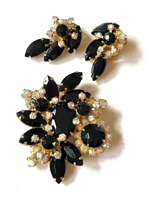 Front view of Black (jet) Navettes Earrings Clip