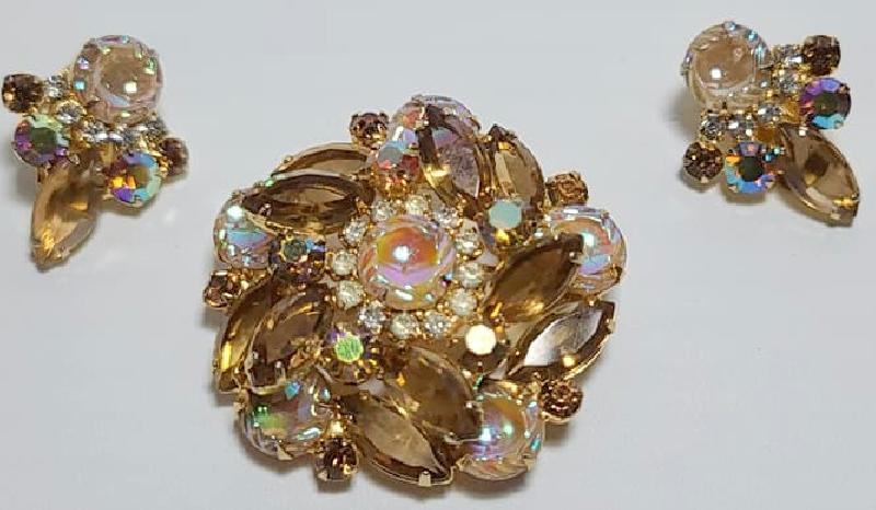 Front view of Topaz Cabochons Molded/Cut Brooch