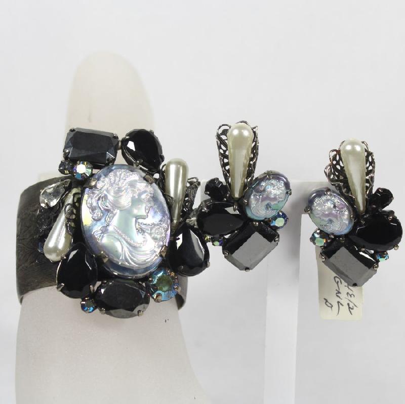 Front view of Black (jet) Pear Pearl Bracelet Clamper