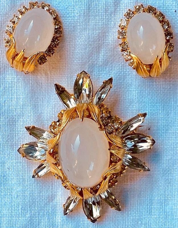 Front view of Gray (black Diamond) Cabochons Plastic Brooch