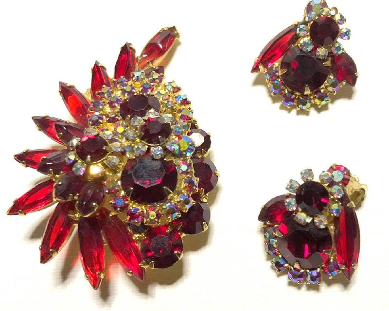 Front view of Red Navettes Earrings Clip
