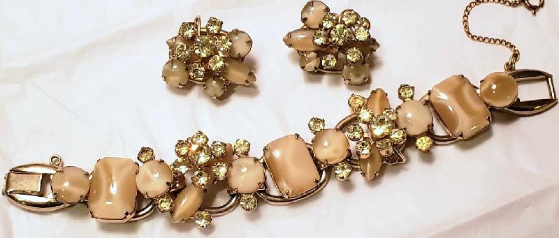 Front view of Yellow Cabochons Bracelet 5 Link