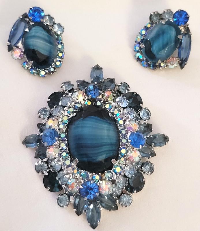 Front view of Blue Oval Givre Pin Pendant