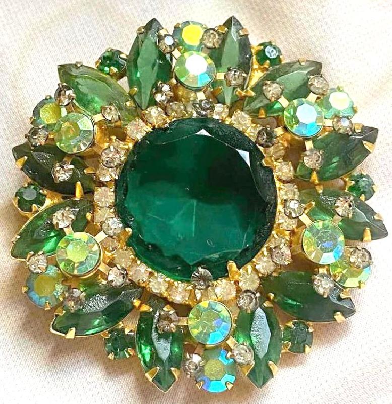 Front view of Green Dentelle Brooch