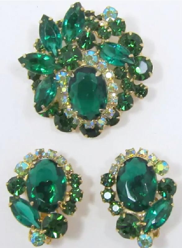 Front view of Green Oval Earrings Clip
