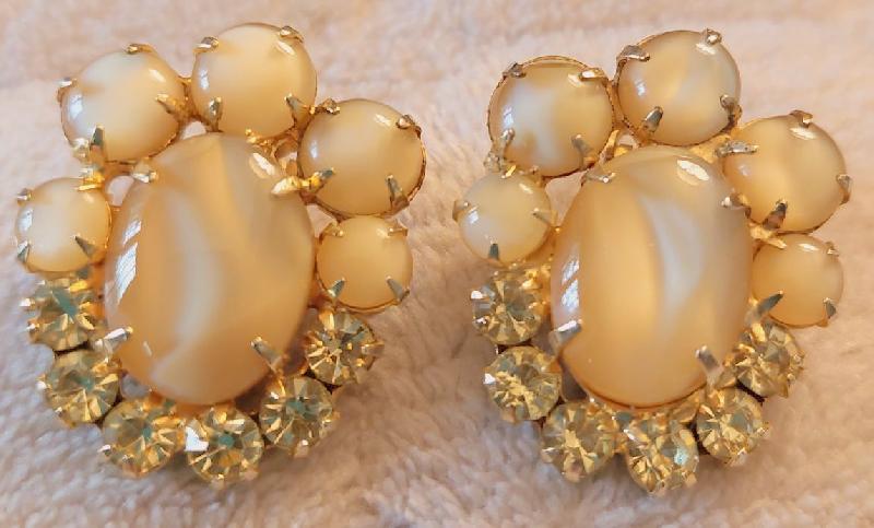 Front view of Topaz Cabochons Earrings Clip