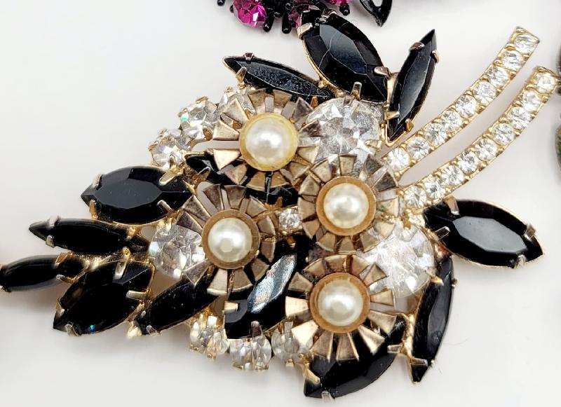 Front view of Black (jet) Navettes Pearl Brooch