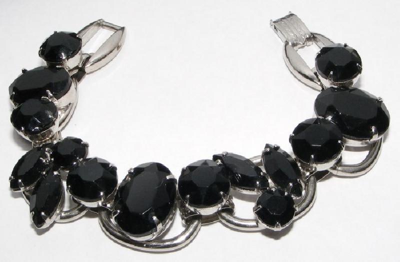 Front view of Black (jet) Oval Bracelet 5 Link
