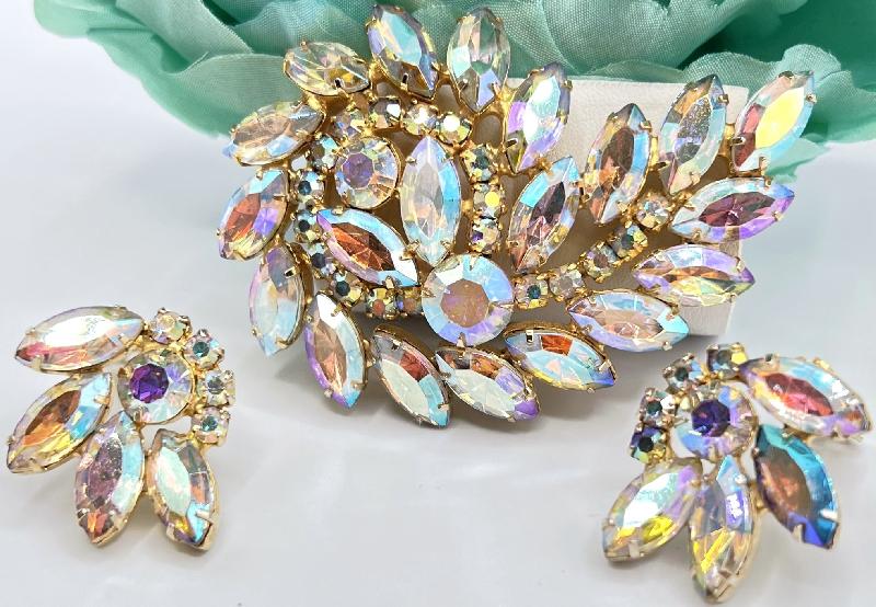 Front view of AB Navettes Brooch