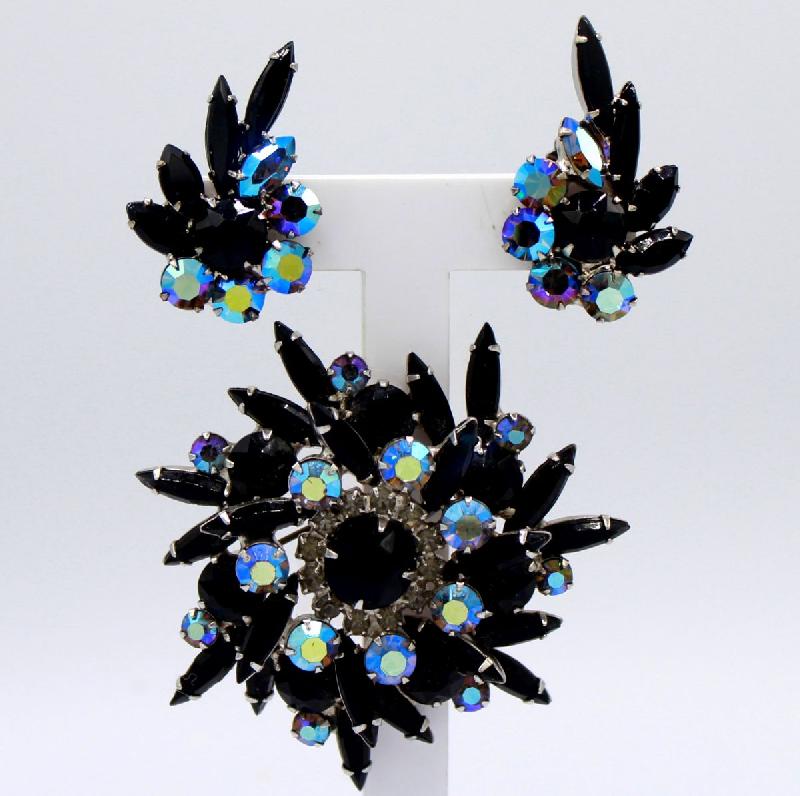 Front view of Black (jet) Navettes Earrings Clip