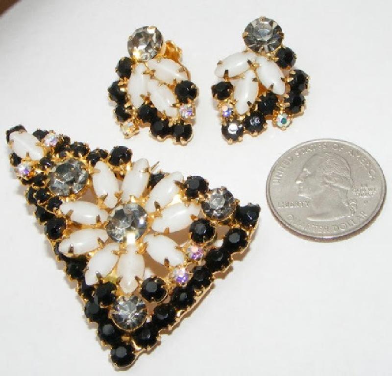 Front view of Black (jet) Navettes Earrings Clip