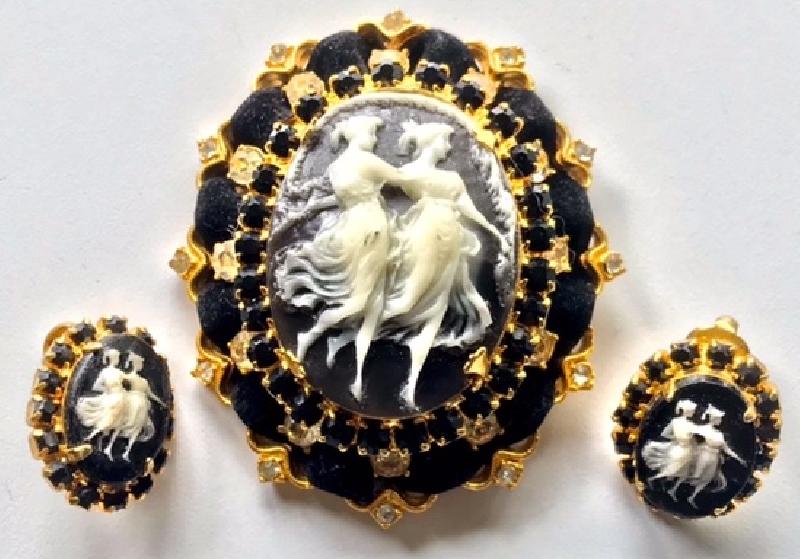 Front view of Black (jet) Cabochons Molded/Cut Pin Pendant