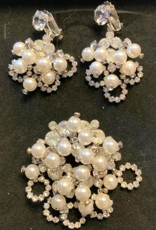 Front view of Clear Chatons Only Pearl Earrings Clip