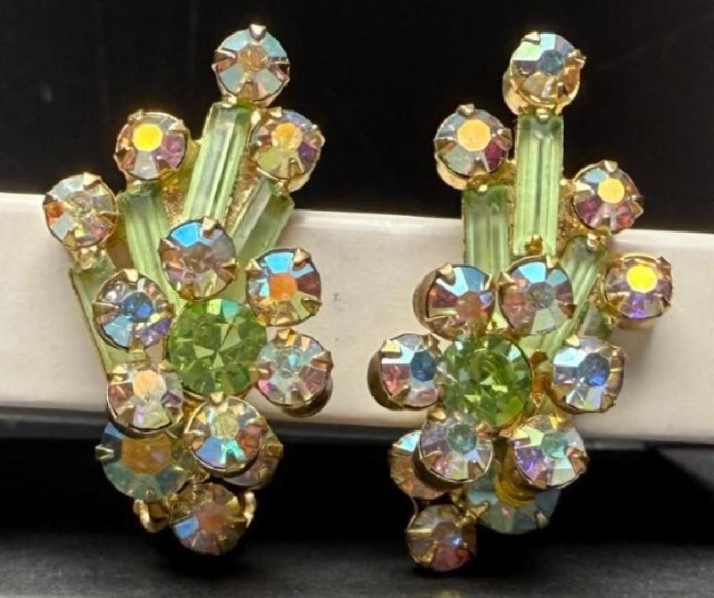 Front view of Green Baguettes Earrings Clip