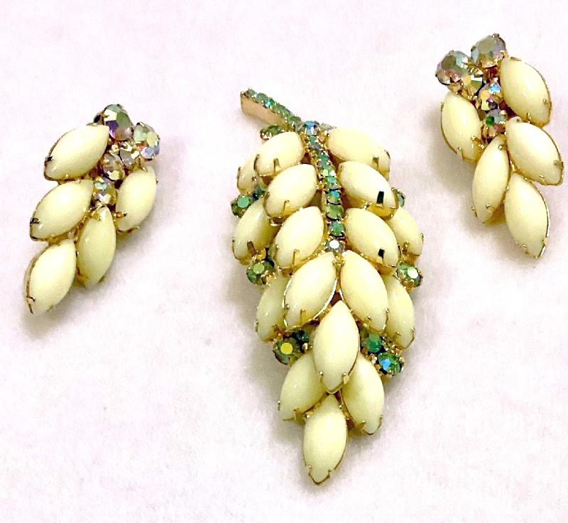 Front view of White (chalk Or Milk) Cabochons Brooch