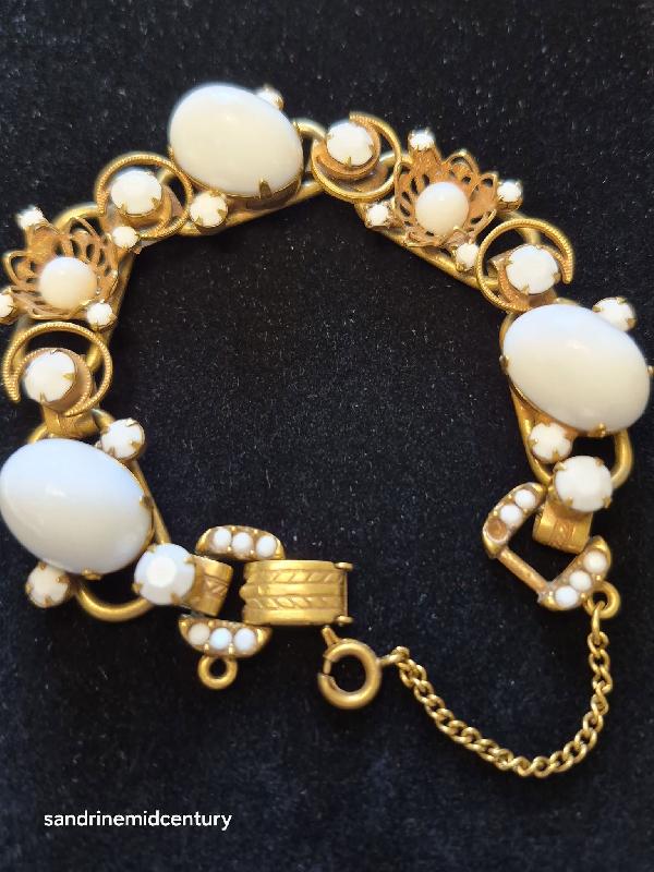 Front view of White (chalk Or Milk) Cabochons Bracelet 5 Link
