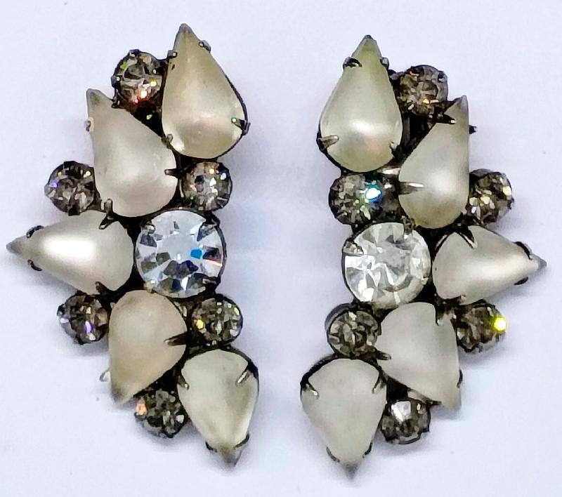 Front view of White (chalk Or Milk) Pear Frosted Earrings Clip