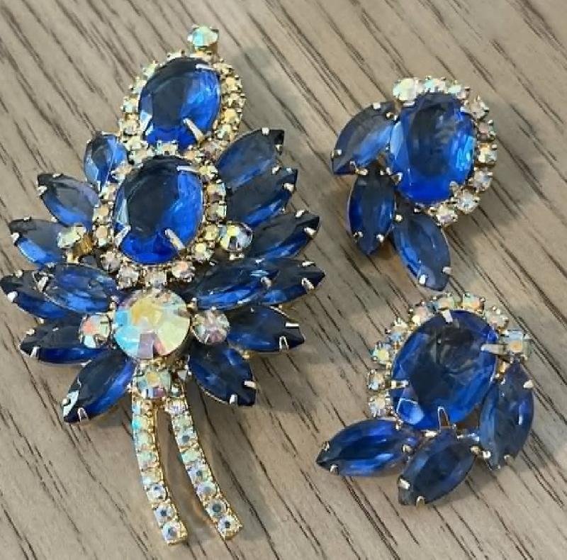 Front view of Blue Oval Brooch