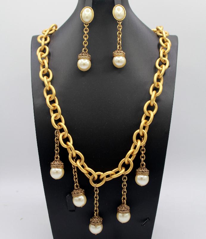 Front view of White (chalk Or Milk) Pearl Necklace