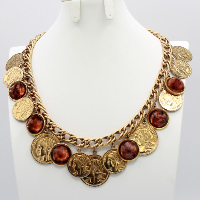 Front view of Topaz Cabochons Plastic Necklace