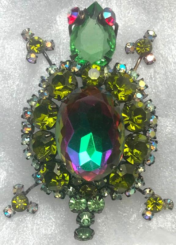 Front view of Green Oval Multi-Color/Shaded Brooch