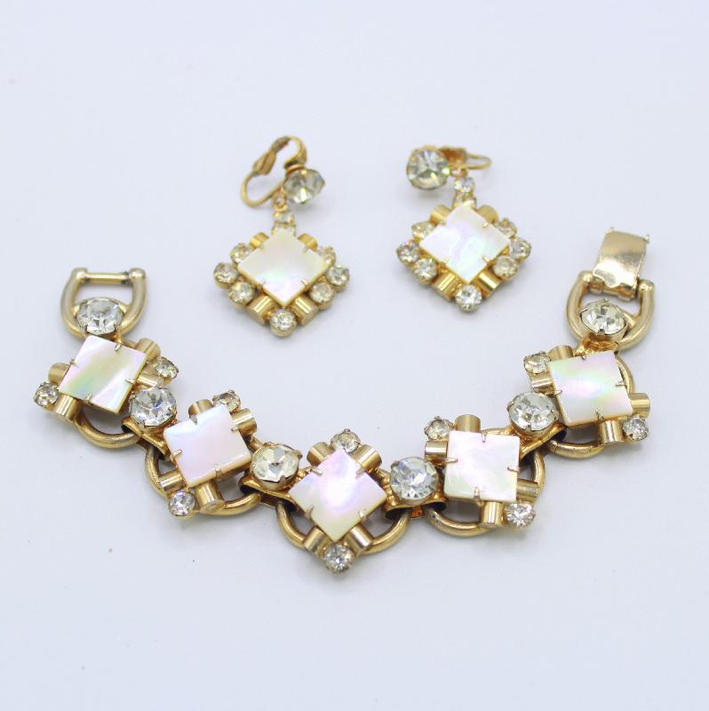 Front view of White (chalk Or Milk) Square Pearl Earrings Clip