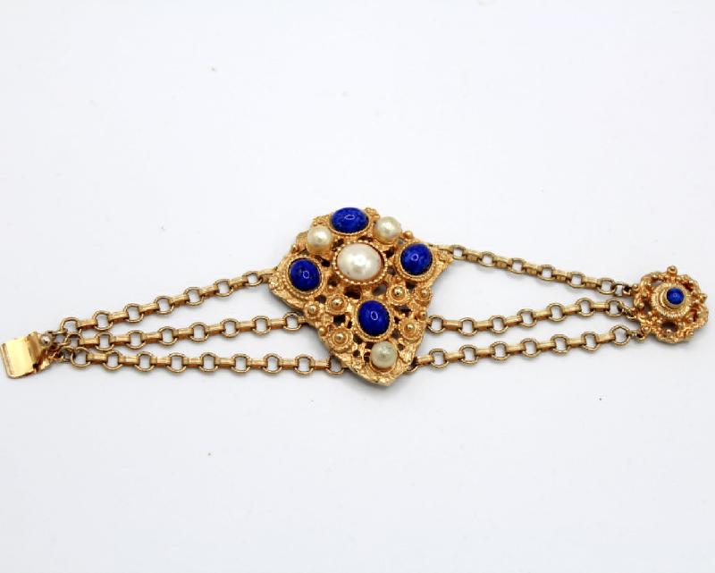 Front view of Blue Cabochons Pearl Bracelet Flat Push In