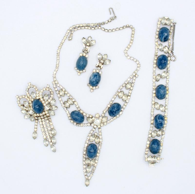 Front view of Blue Cabochons Plastic Bracelet Flat Push In
